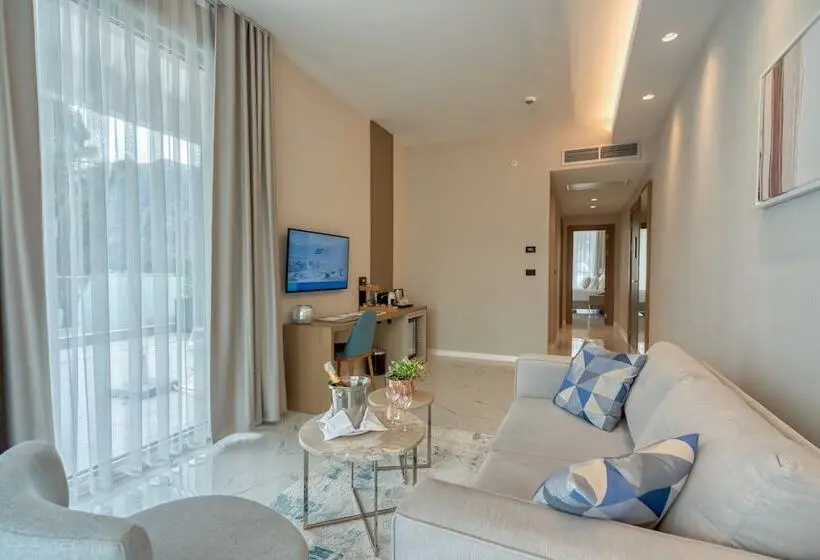 سوئیت با چشمانداز دریا و هیدروماساژ, Hyatt Regency Kotor Bay Resort
