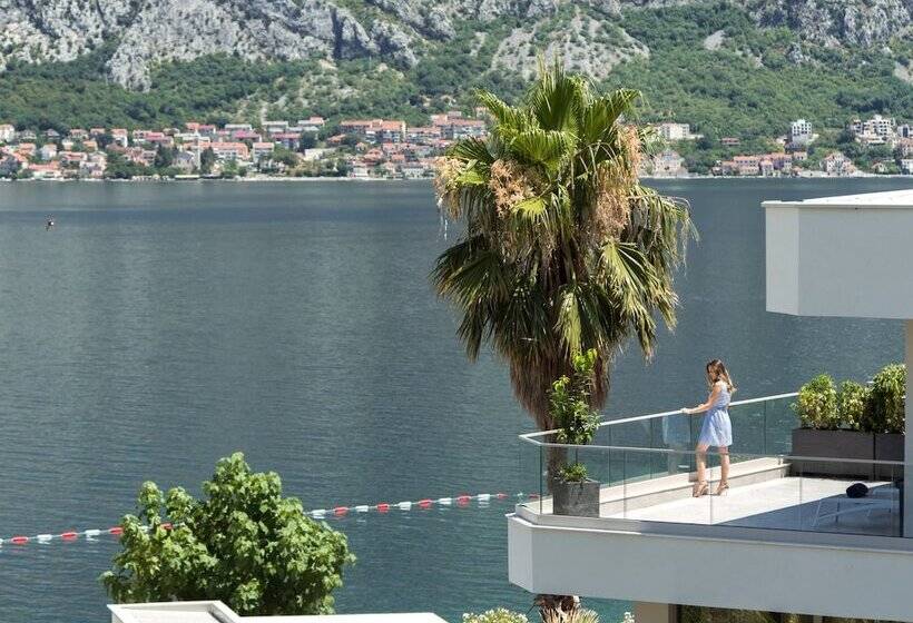 سوئیت با چشم‌انداز دریا و هیدروماساژ, Hyatt Regency Kotor Bay Resort