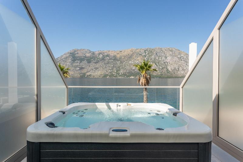 سوییت لوکس, Hyatt Regency Kotor Bay Resort