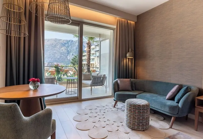 اتاق لوکس با چشم‌انداز استخر, Hyatt Regency Kotor Bay Resort