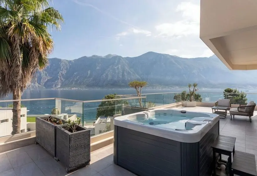 سوئیت با چشم‌انداز دریا و هیدروماساژ, Hyatt Regency Kotor Bay Resort