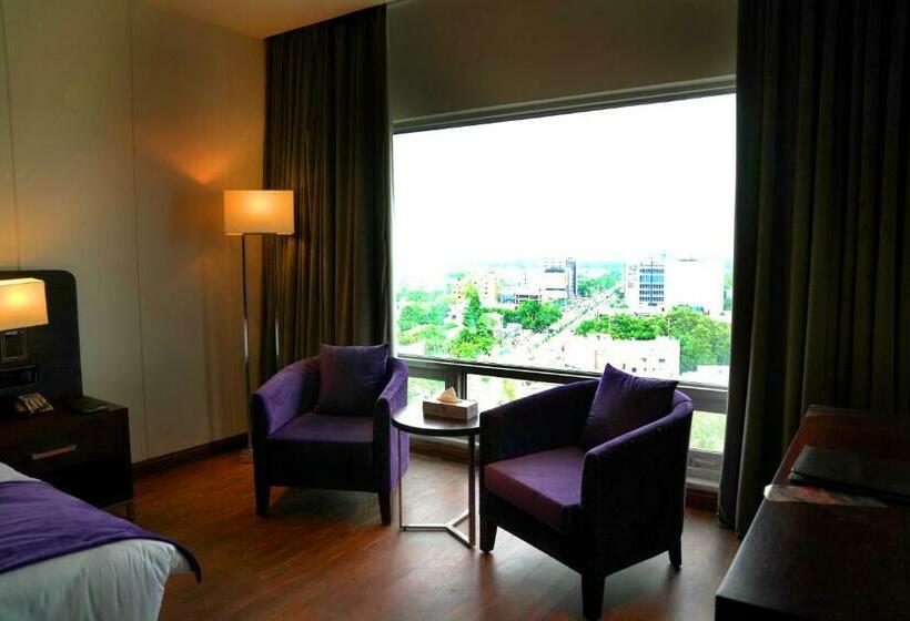 اتاق لوکس با تخت بزرگ, Indigo Heights Hotel & Suites