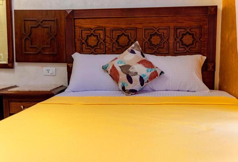 اتاق لوکس, The Location