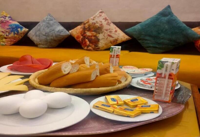 اتاق لوکس, The Location
