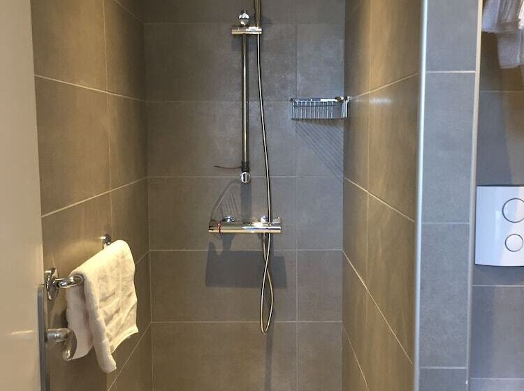 标准三人间, Le Felicien