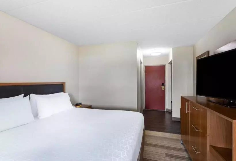 キングサイズベッドのスタンダードルーム, Holiday Inn Express Hotel & Suites King Of Prussia, An Ihg