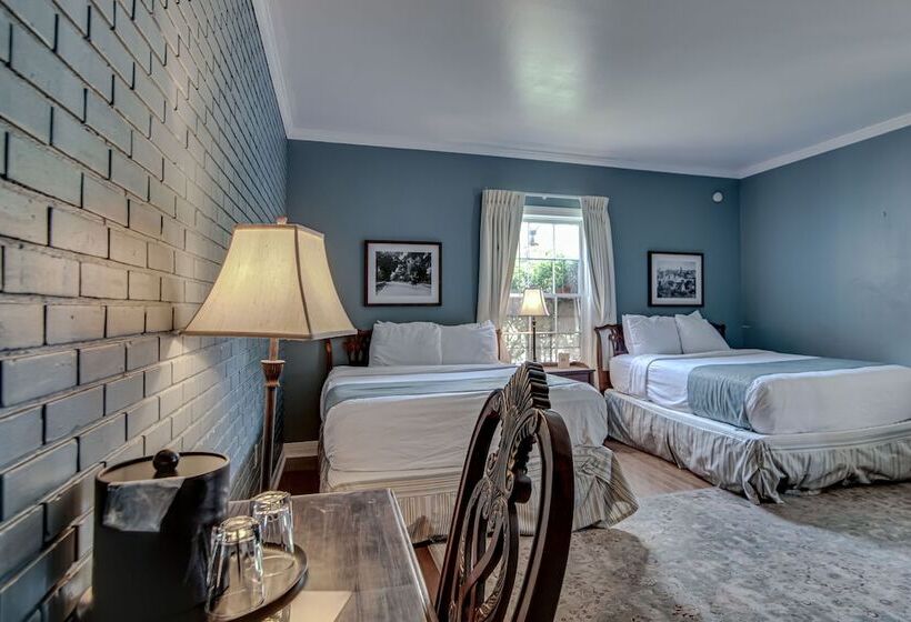 带2个双人床的标准工作室, Malaga Inn