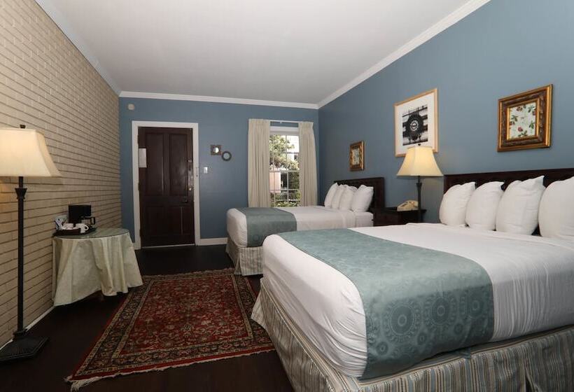 带2个双人床的标准工作室, Malaga Inn