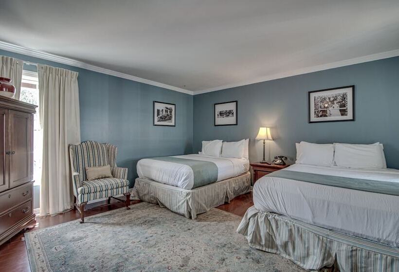 带2个双人床的标准工作室, Malaga Inn