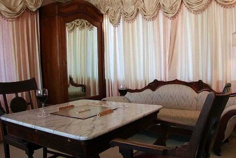 标准间, Martine Inn