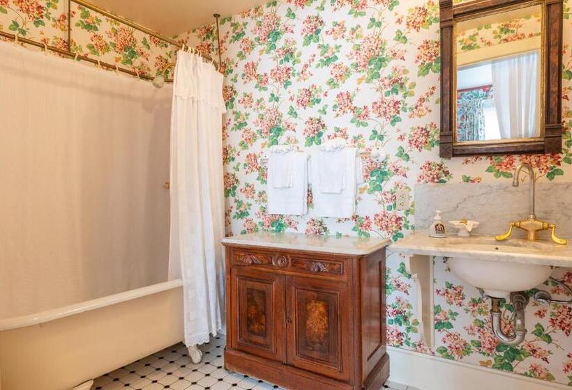 غرفة قياسية سرير كينج, Martine Inn