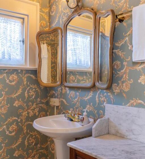 غرفة قياسية سرير كينج, Martine Inn