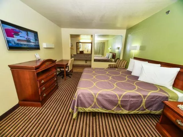 身障者適用キングサイズベッドルーム, Masters Inn Tucker
