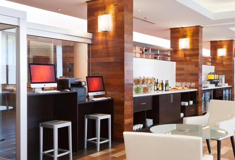 חדר קלאב עם מיטת קינג, Miami Airport Marriott