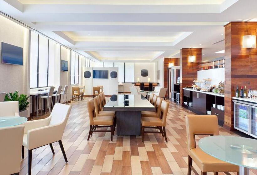 חדר קלאב עם מיטת קינג, Miami Airport Marriott