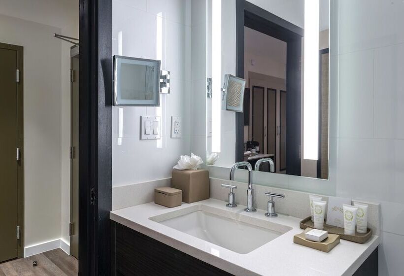 סטודיו דלוקס, The Marlin