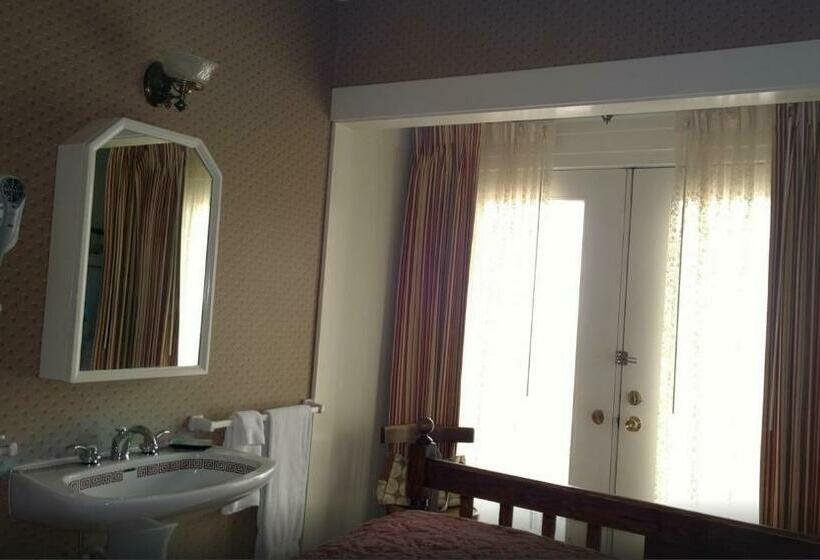 חדר סטנדרט חדר אמבטיה משותף, Mendocino Hotel & Garden