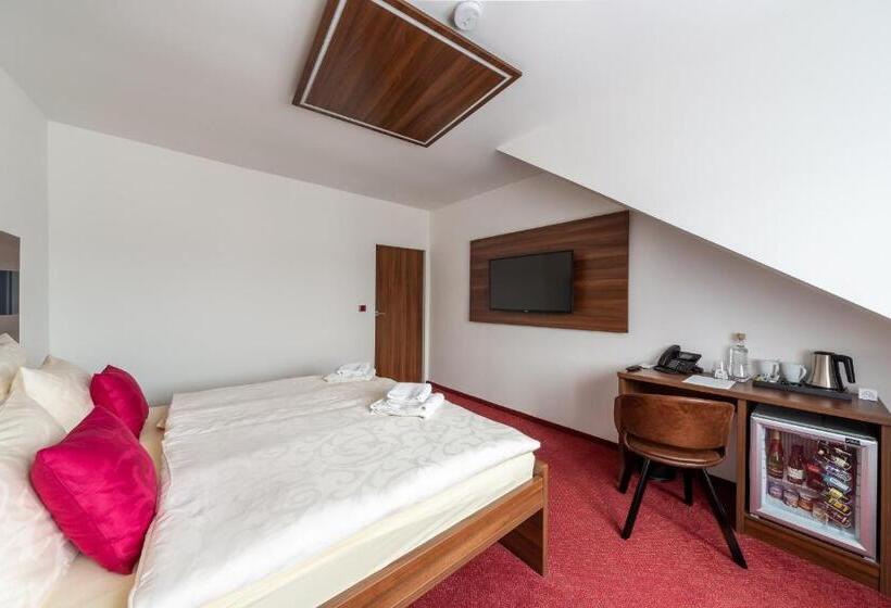 标准间, Bohemia Inn