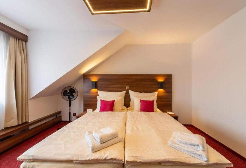 标准间, Bohemia Inn