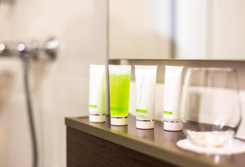 四人豪华间, Bohemia Inn