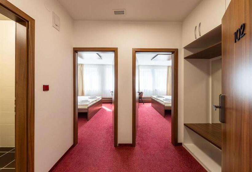 四人豪华间, Bohemia Inn