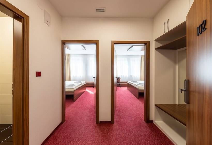 四人豪华间, Bohemia Inn