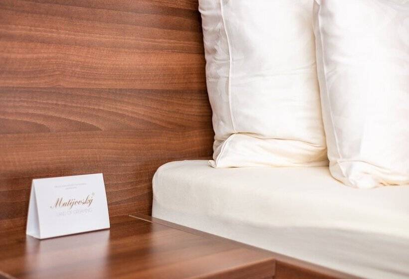 四人豪华间, Bohemia Inn