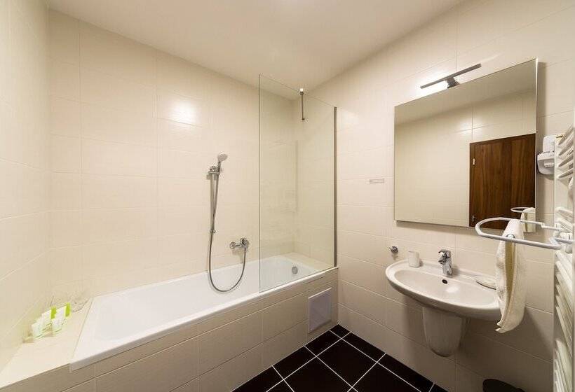 四人豪华间, Bohemia Inn