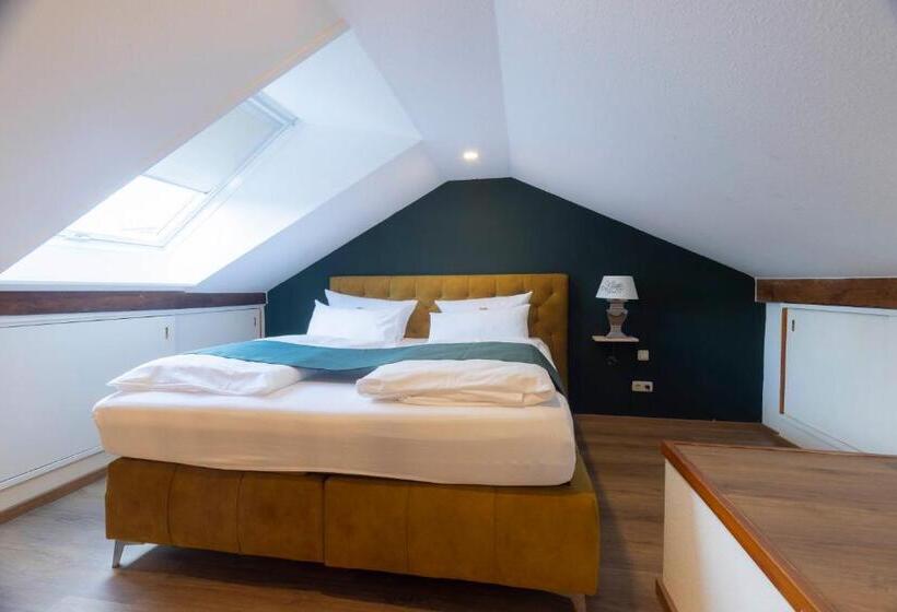 バルコニー付きスタンダードステューディオ, Butz