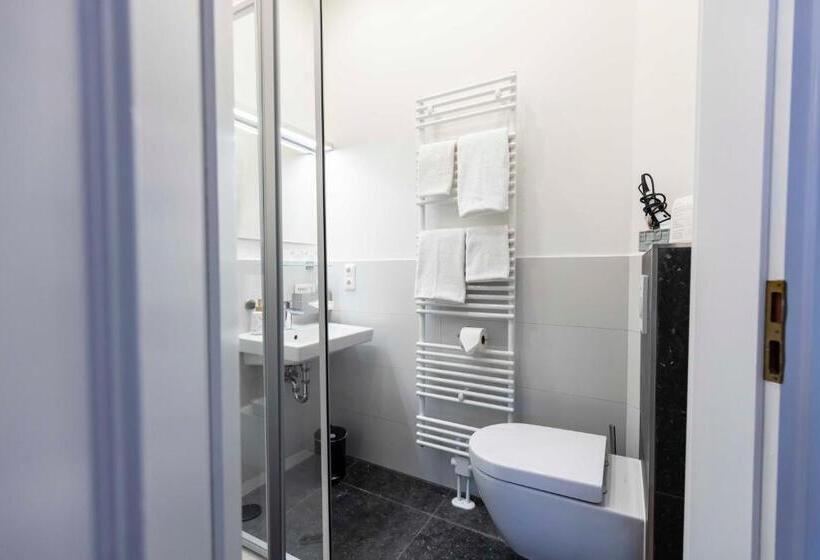 デラックスルーム, Butz