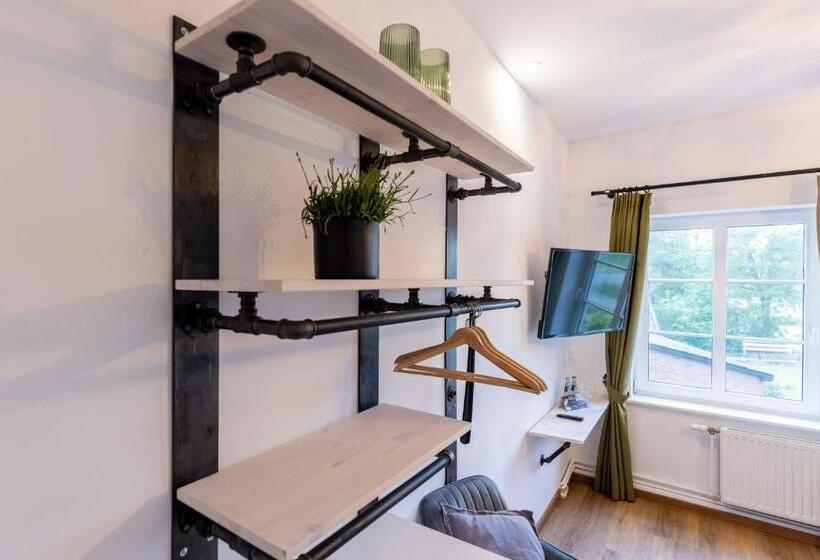 Номер Deluxe, Butz