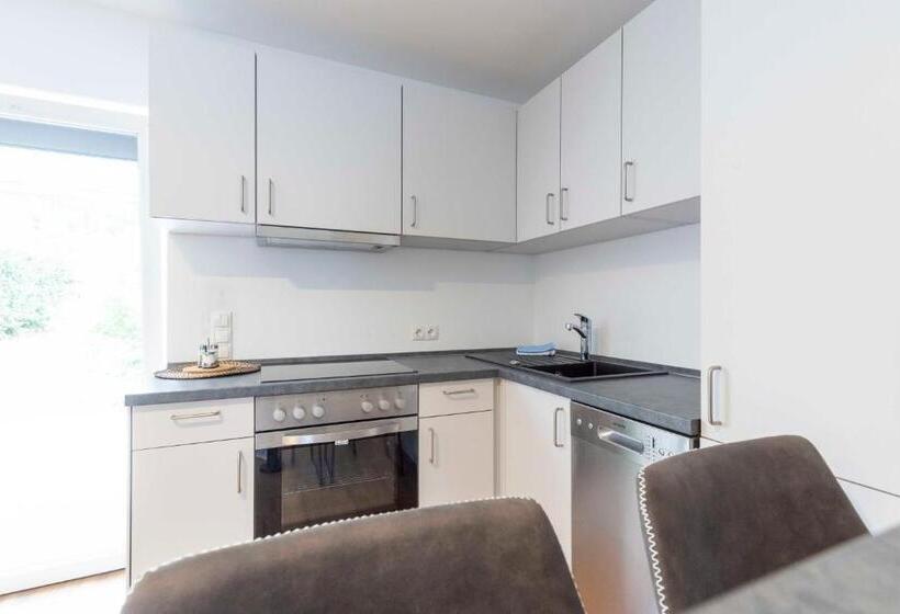 庭の見える1ベッドルームアパートメント, Butz