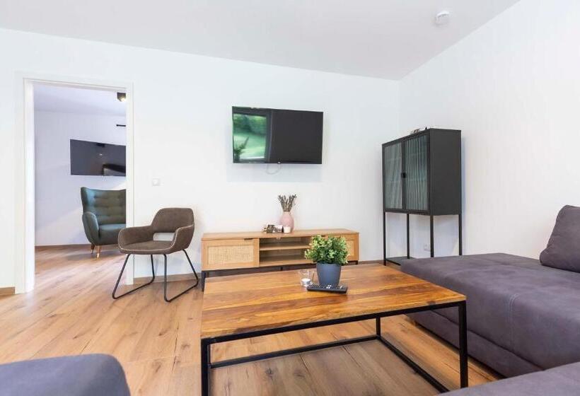 庭の見える1ベッドルームアパートメント, Butz