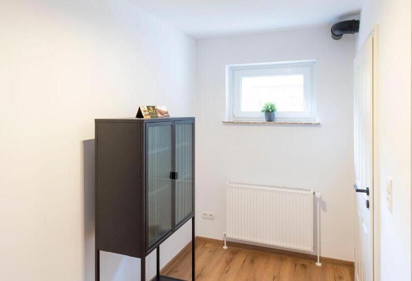 庭の見える1ベッドルームアパートメント, Butz