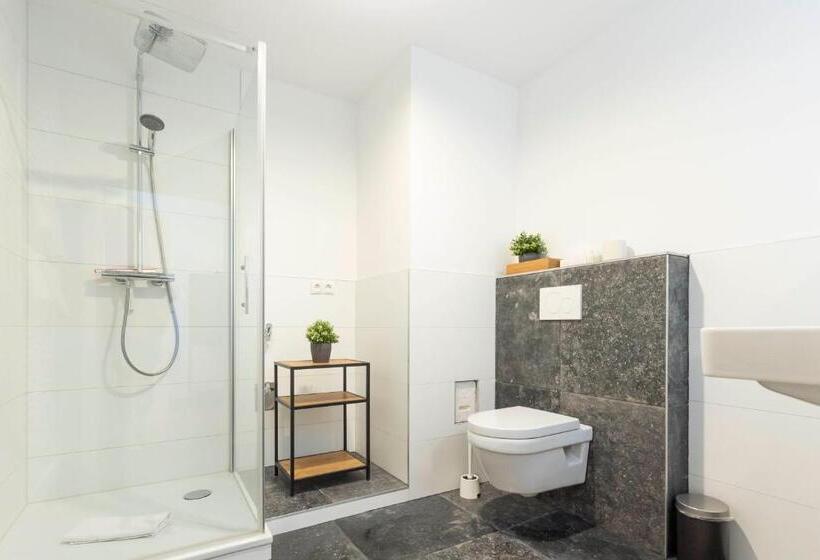 庭の見える1ベッドルームアパートメント, Butz