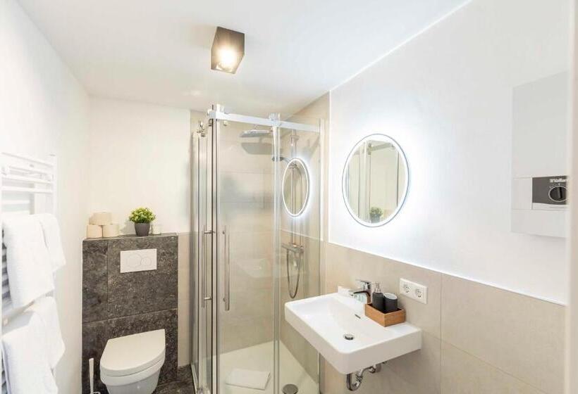 1階の1ベッドルームアパートメント, Butz