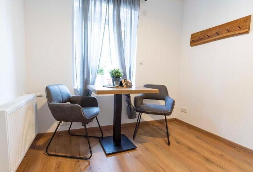 1階の1ベッドルームアパートメント, Butz