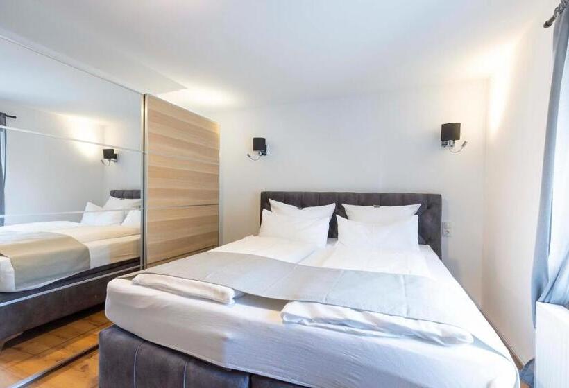 1階の1ベッドルームアパートメント, Butz