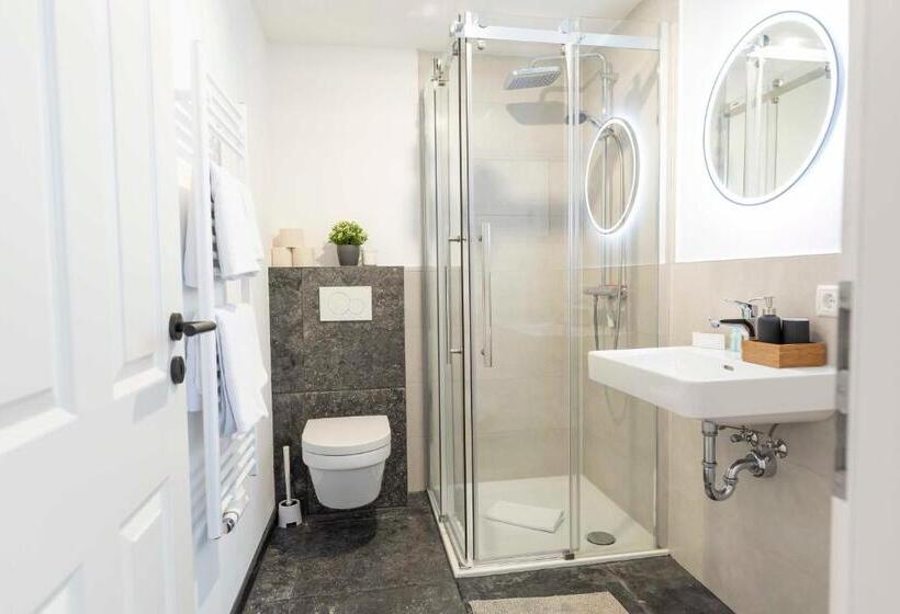 1階の1ベッドルームアパートメント, Butz