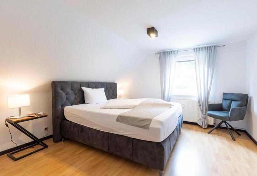 庭の見える1ベッドルームアパートメント, Butz