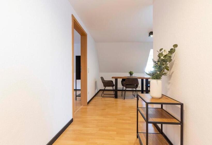 庭の見える1ベッドルームアパートメント, Butz