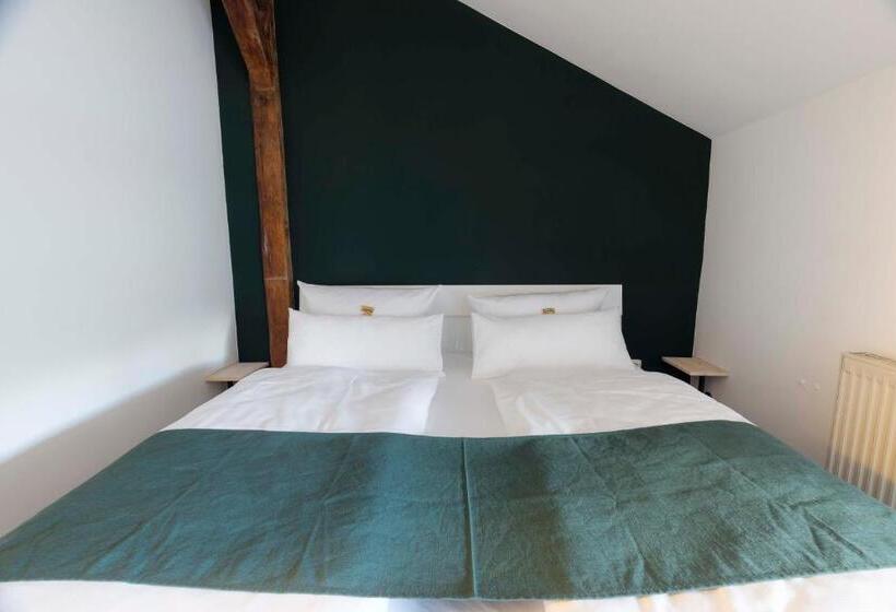 バルコニー付きスタンダードステューディオ, Butz