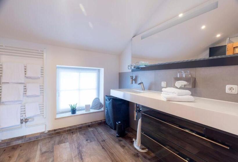 バルコニー付きスタンダードステューディオ, Butz