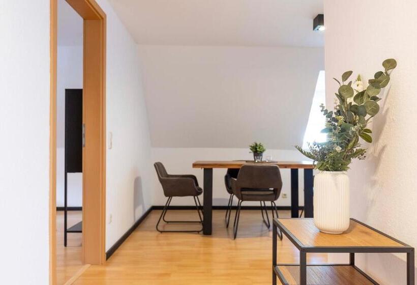 庭の見える1ベッドルームアパートメント, Butz