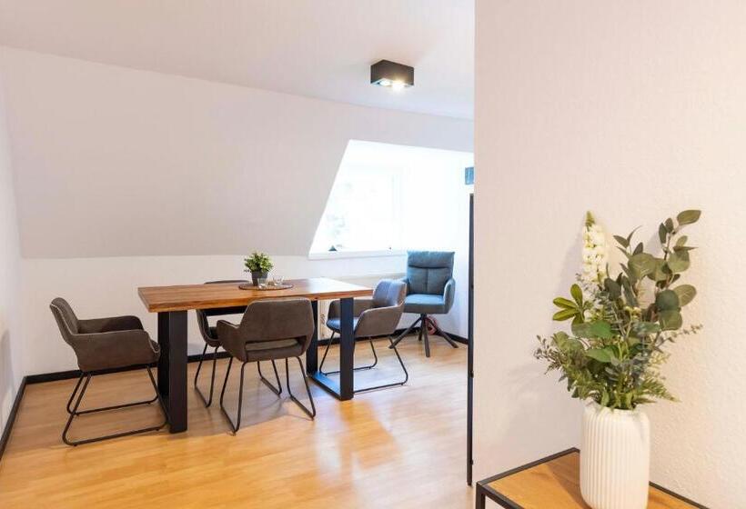 庭の見える1ベッドルームアパートメント, Butz