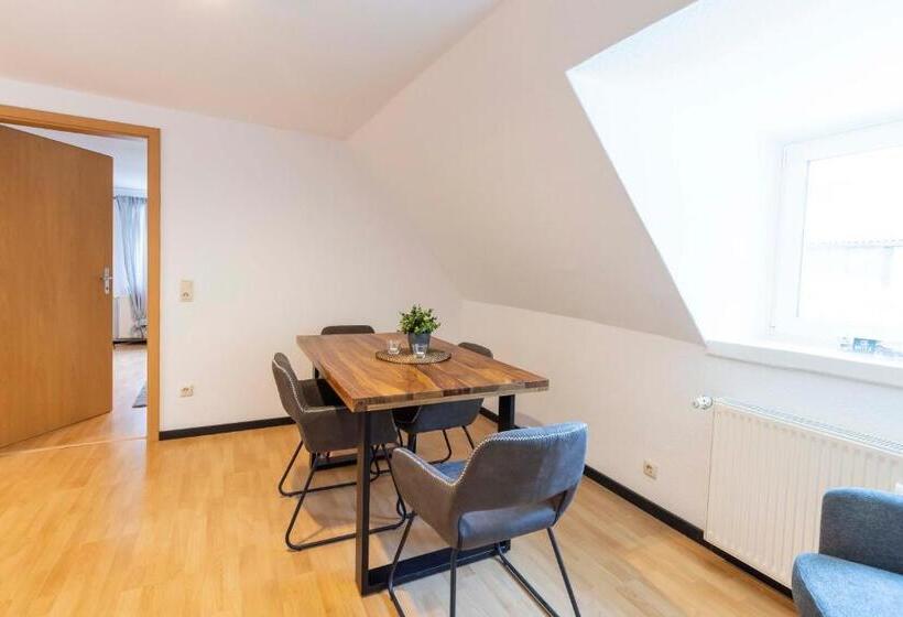 庭の見える1ベッドルームアパートメント, Butz