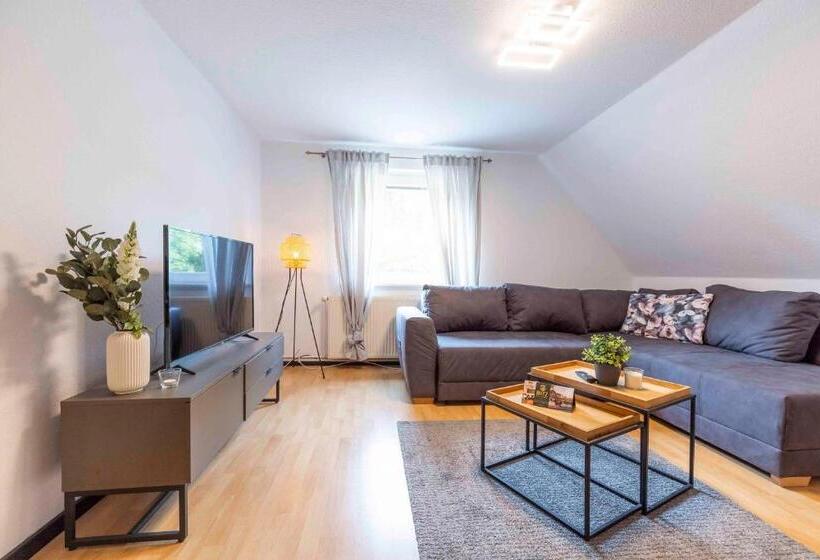 庭の見える1ベッドルームアパートメント, Butz