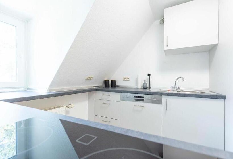 庭の見える1ベッドルームアパートメント, Butz