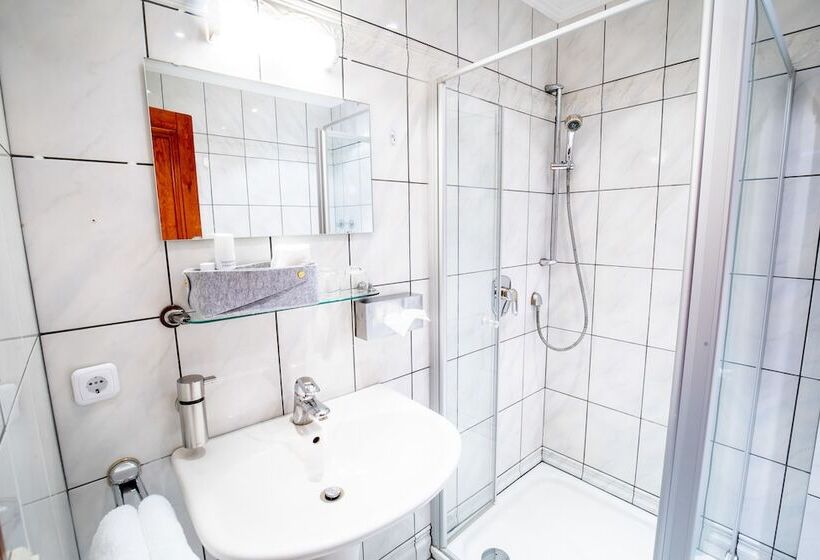 テラス付き1ベッドルームアパートメント, Butz