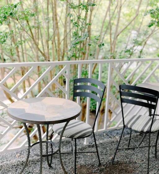 标准间带阳台, The Morehead Inn